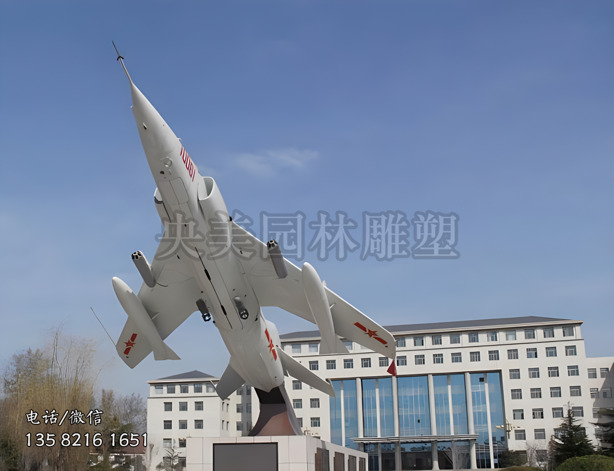 升空的戰(zhàn)斗機景觀雕塑